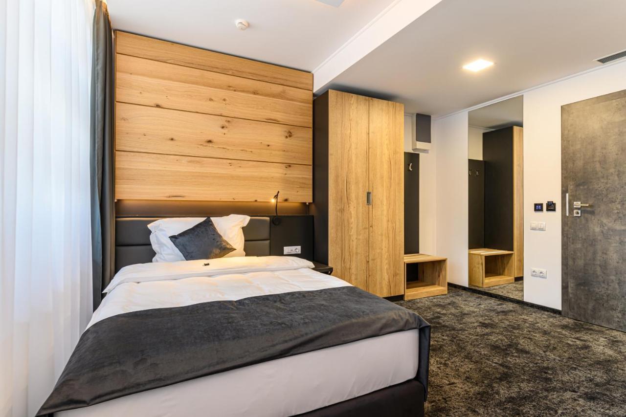 B The Hotel Sfântu-Gheorghe Dış mekan fotoğraf