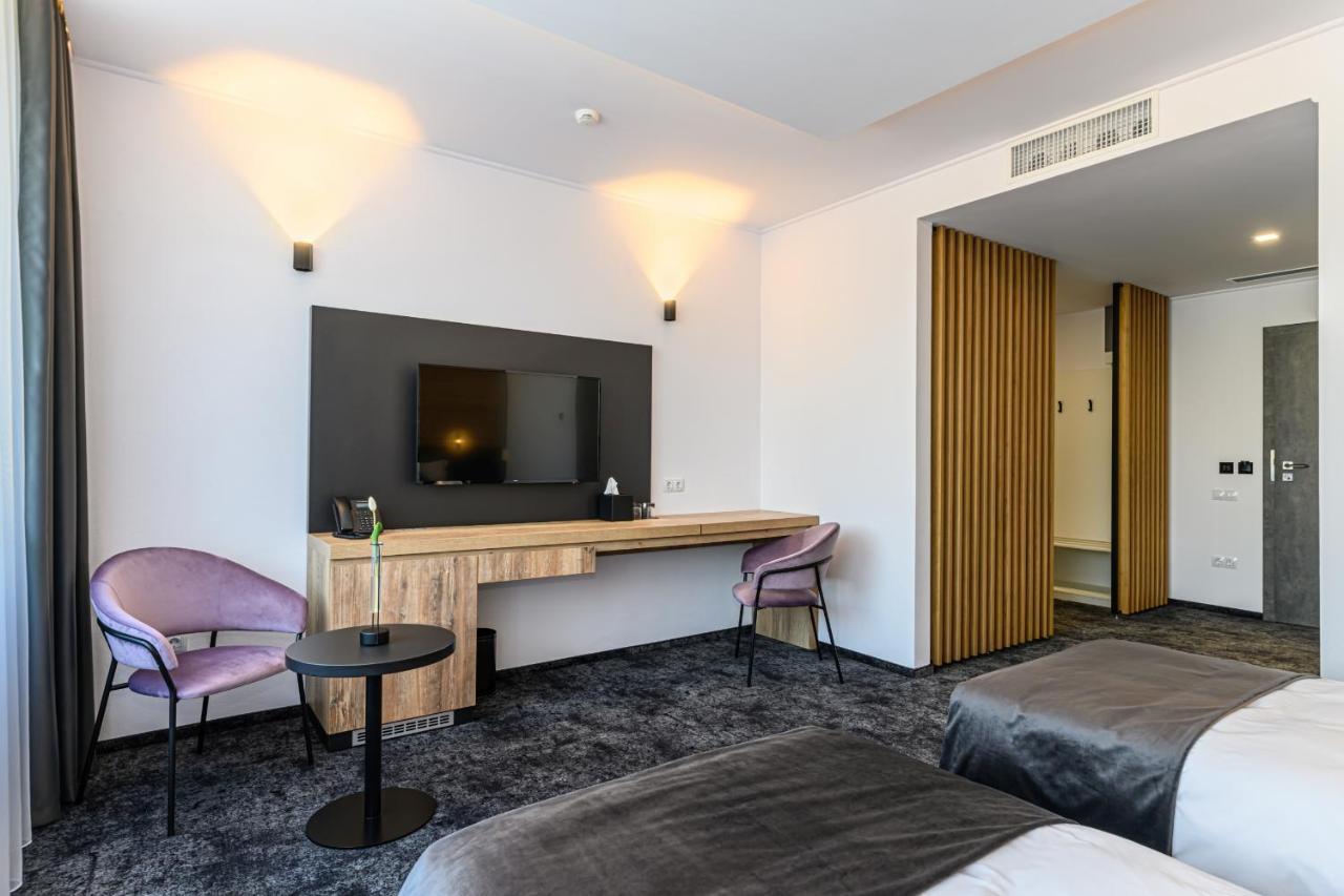 B The Hotel Sfântu-Gheorghe Dış mekan fotoğraf