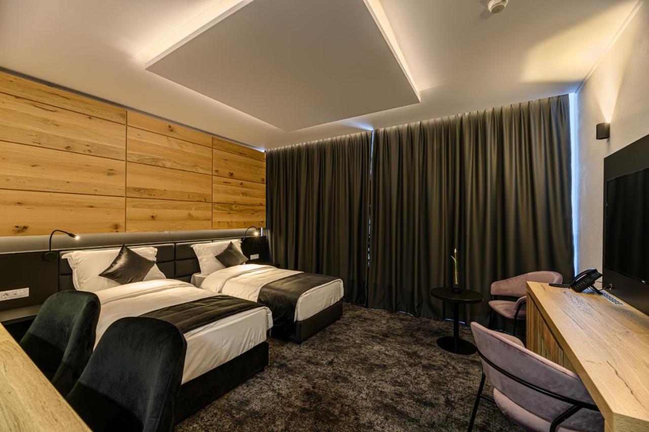 B The Hotel Sfântu-Gheorghe Dış mekan fotoğraf