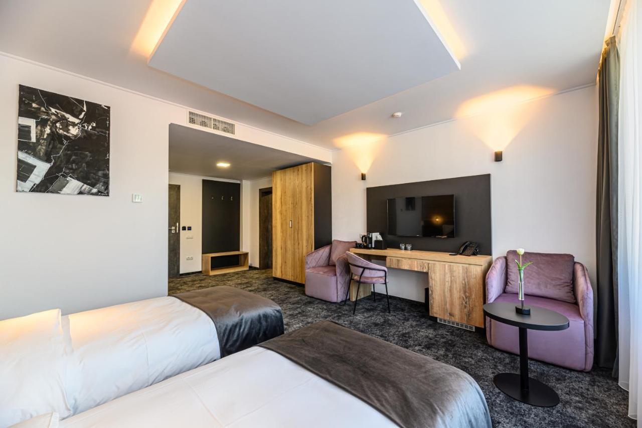 B The Hotel Sfântu-Gheorghe Dış mekan fotoğraf