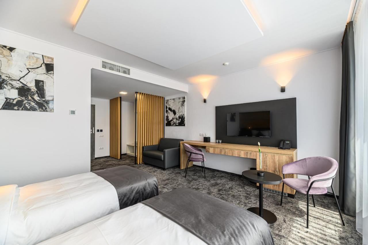 B The Hotel Sfântu-Gheorghe Dış mekan fotoğraf