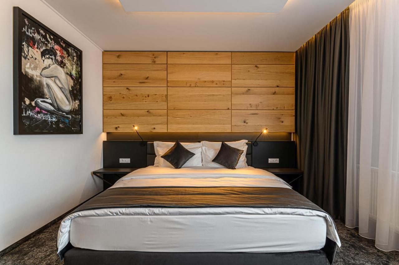 B The Hotel Sfântu-Gheorghe Dış mekan fotoğraf