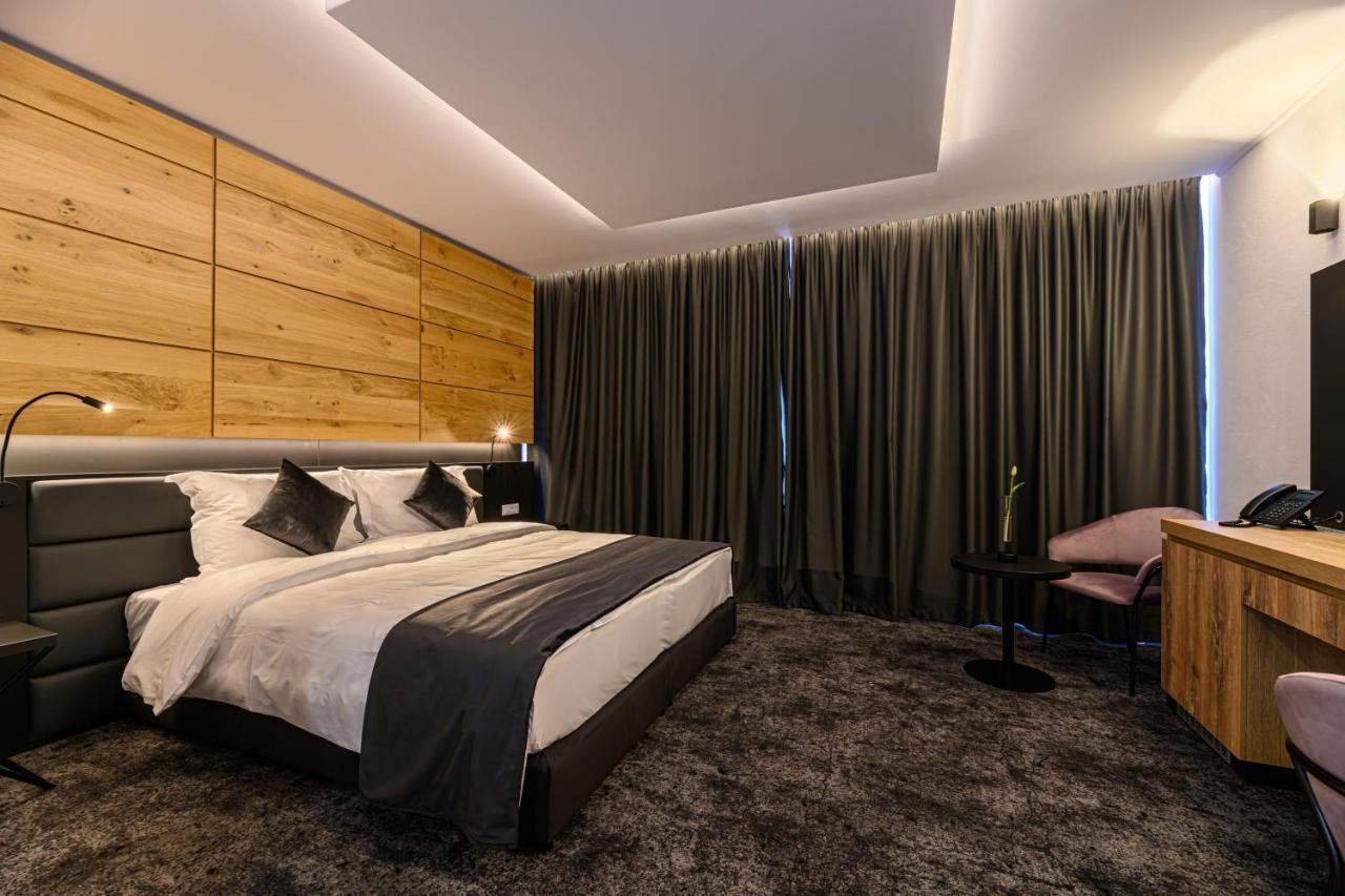 B The Hotel Sfântu-Gheorghe Dış mekan fotoğraf