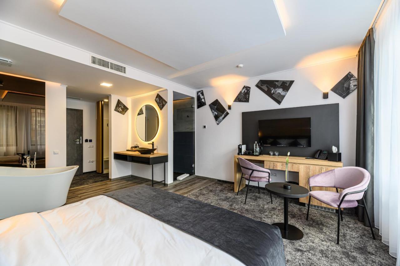 B The Hotel Sfântu-Gheorghe Dış mekan fotoğraf