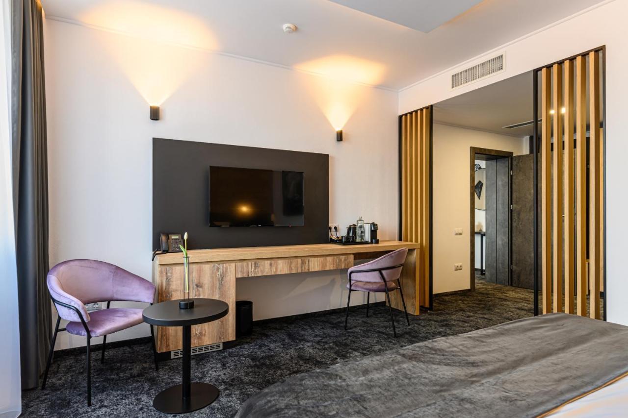 B The Hotel Sfântu-Gheorghe Dış mekan fotoğraf