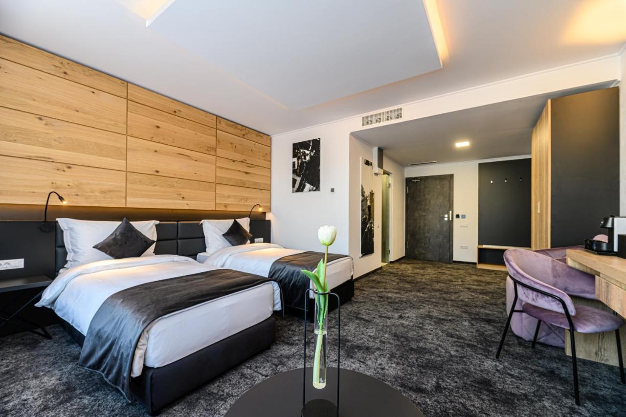 B The Hotel Sfântu-Gheorghe Dış mekan fotoğraf