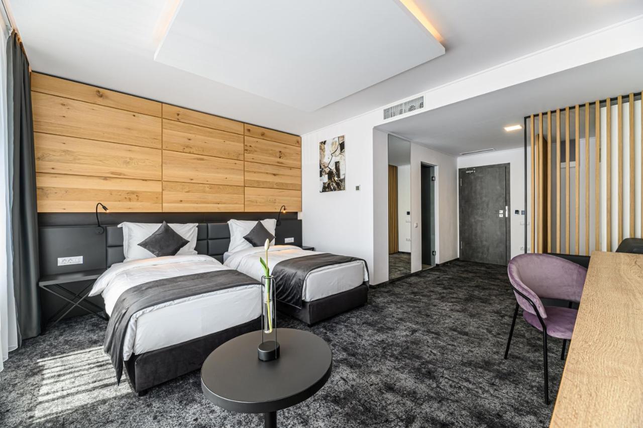 B The Hotel Sfântu-Gheorghe Dış mekan fotoğraf