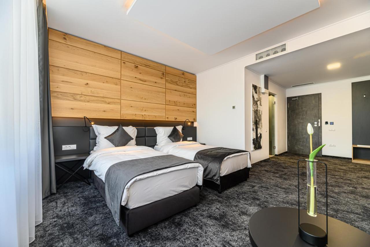 B The Hotel Sfântu-Gheorghe Dış mekan fotoğraf