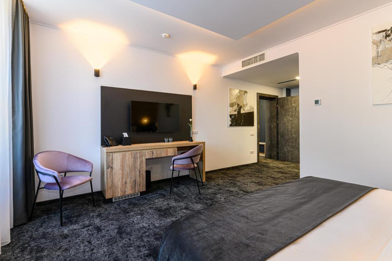 B The Hotel Sfântu-Gheorghe Dış mekan fotoğraf